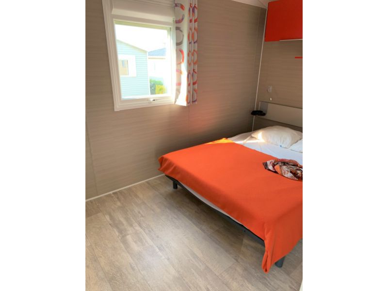 Mobil-home-Cezembre-grand-confort-chambre-principale-Camping-DUGUESCLIN