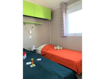 Mobil-home-Tamaris-3-chambres-chambres-lits-simples-camping-duguesclin (8)
