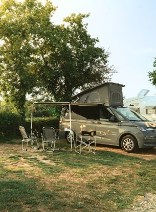 emplacement-grand-confort-camping-plage-duguesclin-©CorentinGauthier