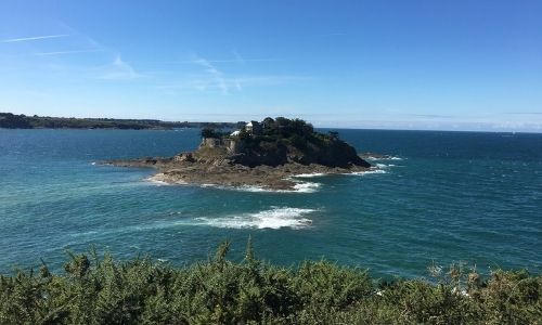 fort-duguesclin-vue-depuis-le-gr-34-MChatelier