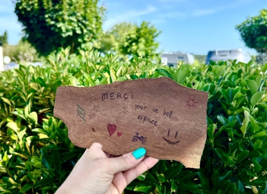 mot-laissé-par-une-famille-de-randonneurs