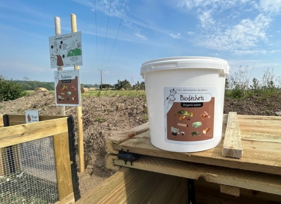 seau-a-compost-et-aire-de-compostage-collective-du-camping-duguesclin