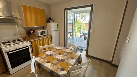 cuisine-ouverture-jardin-gite-pen-armor-camping-duguesclin