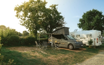 emplacement-van-arboré-camping-duguesclin