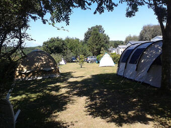 Emplacement ombragé de camping entre Saint-malo et Cancale