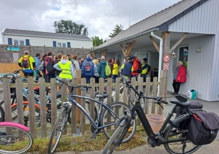 groupe-cycliste-exterieur-salle