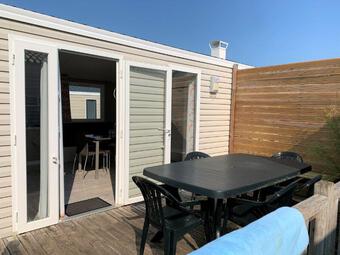 Mobil-home-Cezembre-grand-confort-terrasse-Camping-DUGUESCLIN