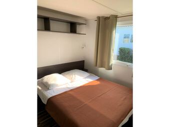 Mobil-home-Oyats-standard-chambre-principale-Camping-Duguesclin (2)