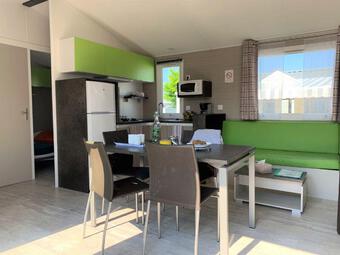 Mobil-home-Tamaris-3-chambres-vue-cuisine-camping-duguesclin (4)