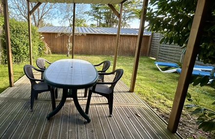 terrasse-exterieure-couverte-gite-pen-armor-camping-duguesclin