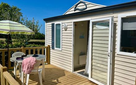 Zoom-exterieur-mobil-home-Emeraude-1-chambre-camping-duguesclin