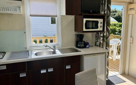 zoom-piece-de-vie-cuisine-mobil-home-Emeraude-1-chambre-camping-duguesclin.