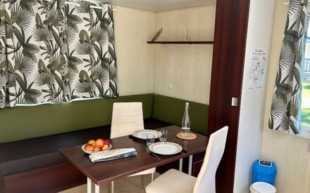 zoom-piece-de-vie-salon-mobil-home-Emeraude-1-chambre-camping-duguesclin