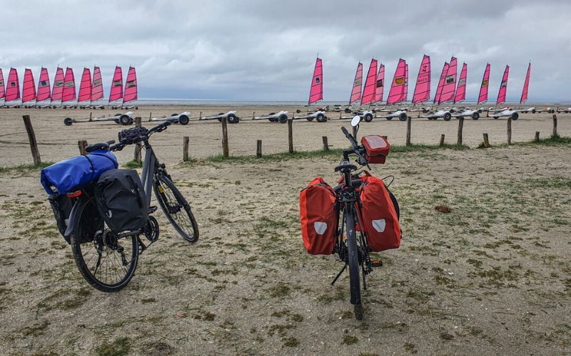 Voie-velo-et-char-a-voile-baie-du-mont-st-michel-SMBMSM